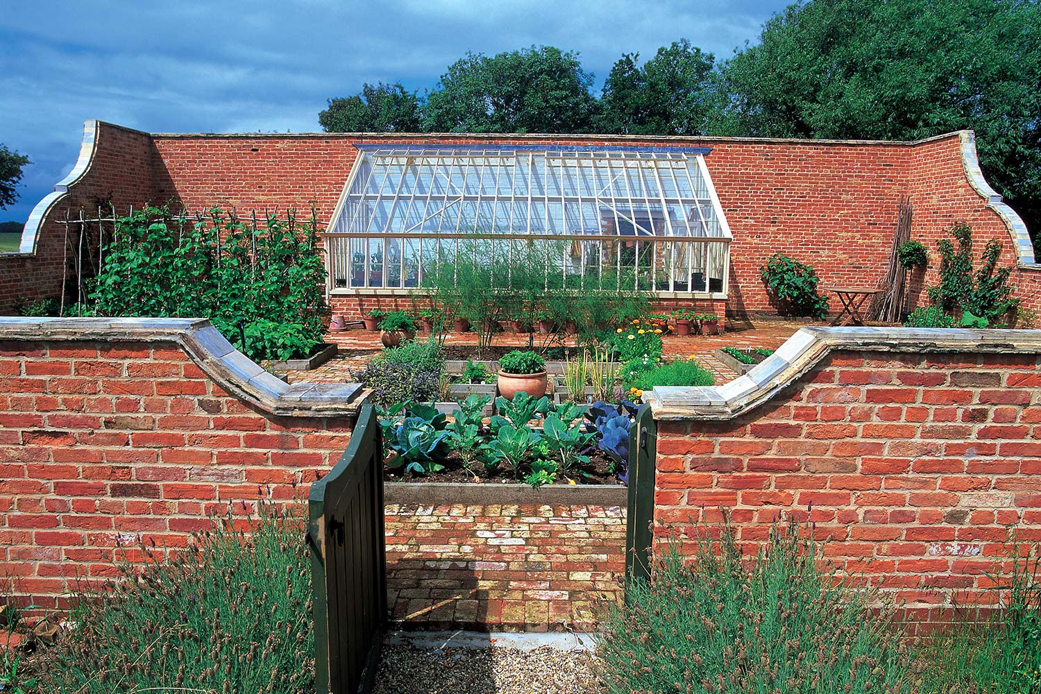 A monopitch lean-to greenhouse with a 30 degree pitch (Alitex)